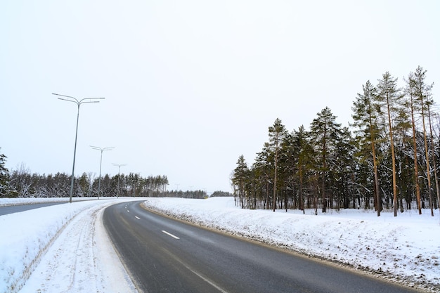 Winterstraße mit Schnee