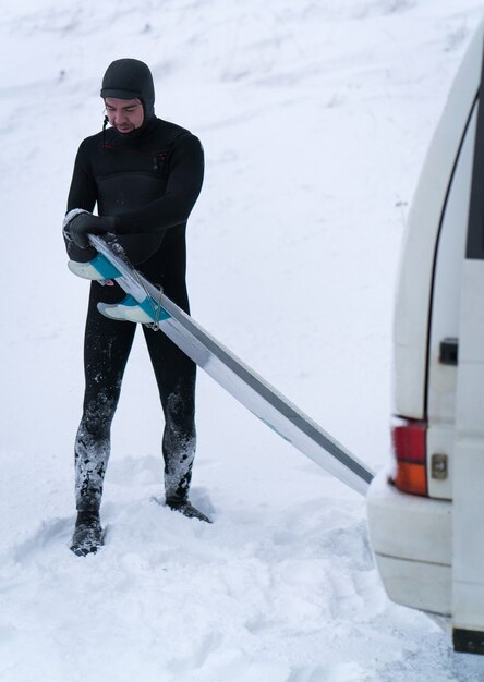 Wintersurfer, der mit Minivan reist