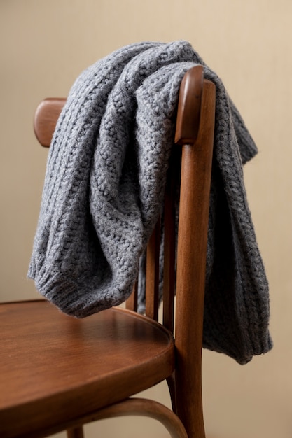 Foto winterszene mit pullover auf stuhl