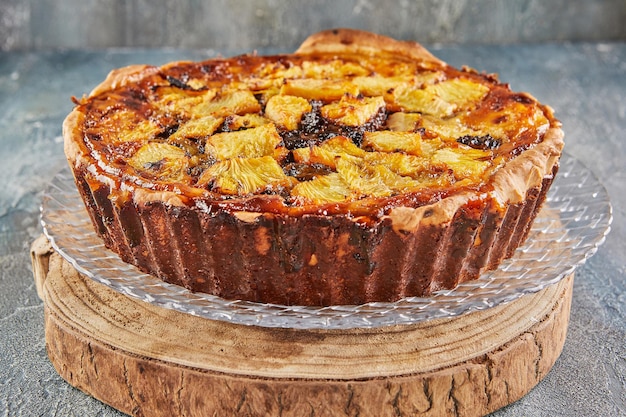 Wintertorte Mit Aprikosen, Pflaumen, Bananen und Ananas. Französische Gourmetküche.