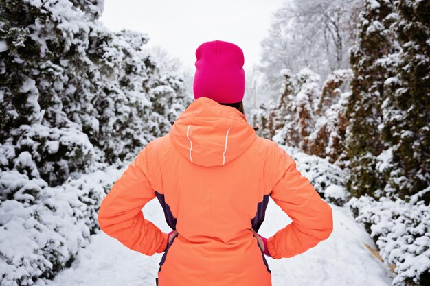 Foto wintertraining übung bei kaltem wetter winterfitness sicherheitstipps für übung im freien