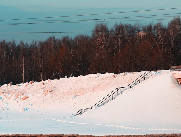 Wintertreppen in einer Industrieverschmutzungsregion