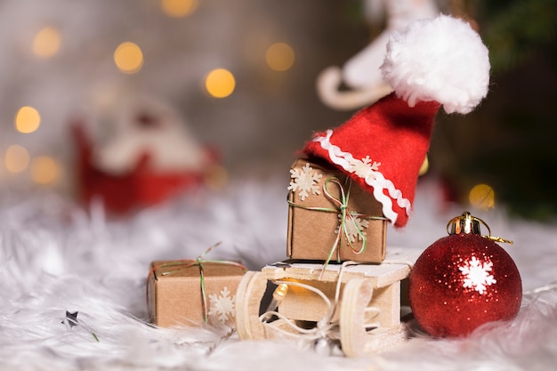 Winterurlaub Hintergrund: Weihnachtsgeschenke auf Mini-Holzschlitten. Nahaufnahme