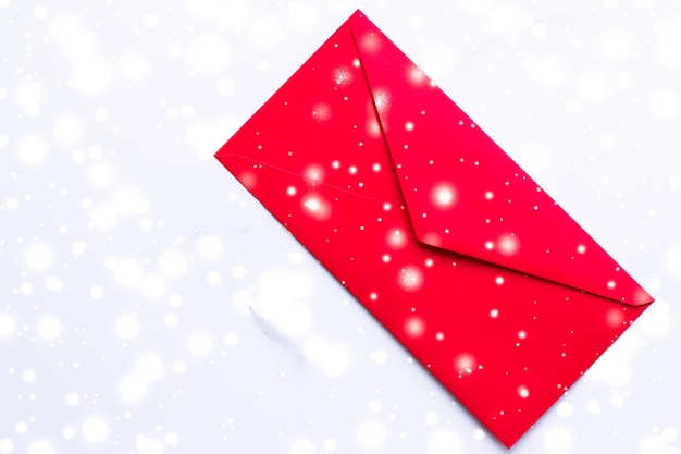 Winterurlaub leere Papierumschläge auf Marmor mit glänzendem Schnee Flatlay Hintergrund Liebesbrief oder Weihnachtspostkartendesign