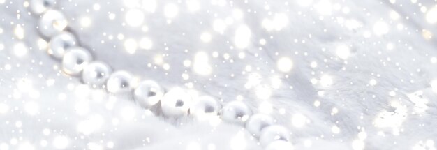 Winterurlaub Schmuckmode Perlenkette auf Pelzhintergrund Glamour-Stil Geschenk und schickes Geschenk für Luxus-Schmuckmarken-Shopping-Banner-Design
