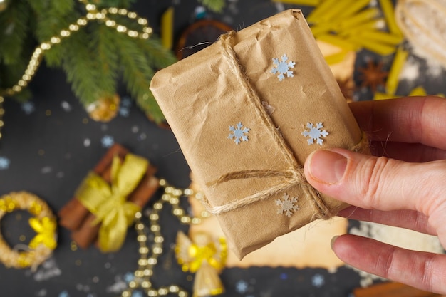 Foto winterurlaubsgeschenk in der hand einer frau