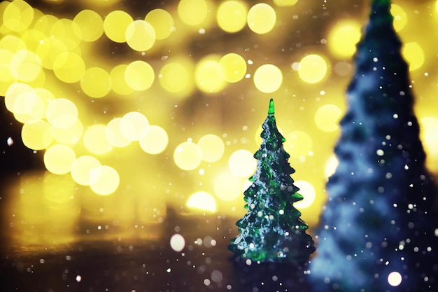 Winterurlaubshintergrund mit gefrorener Tanne, Glitzerlichtern, Bokeh. Weihnachts- und Neujahrsfeiertagshintergrund mit Kopienraum.