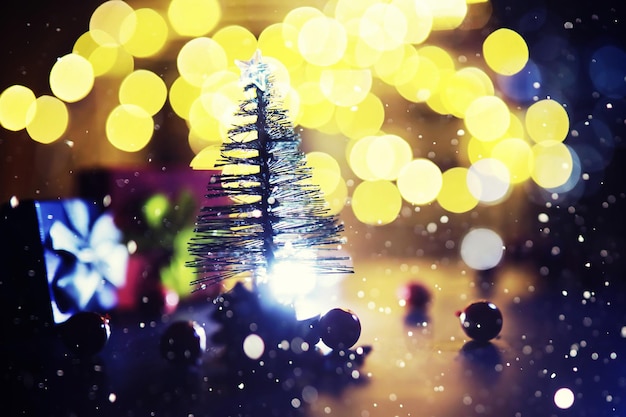 Winterurlaubshintergrund mit gefrorener Tanne, Glitzerlichtern, Bokeh. Weihnachts- und Neujahrsfeiertagshintergrund mit Kopienraum.