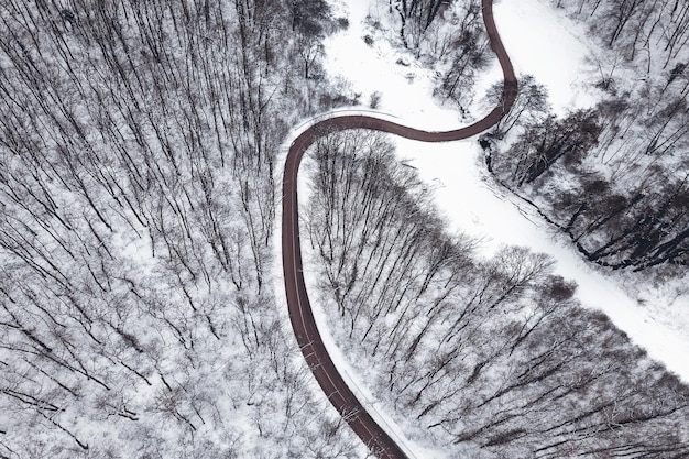 Winterwald und Straße. Ansicht von oben.