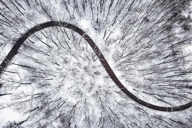 Winterwald und Straße. Ansicht von oben.