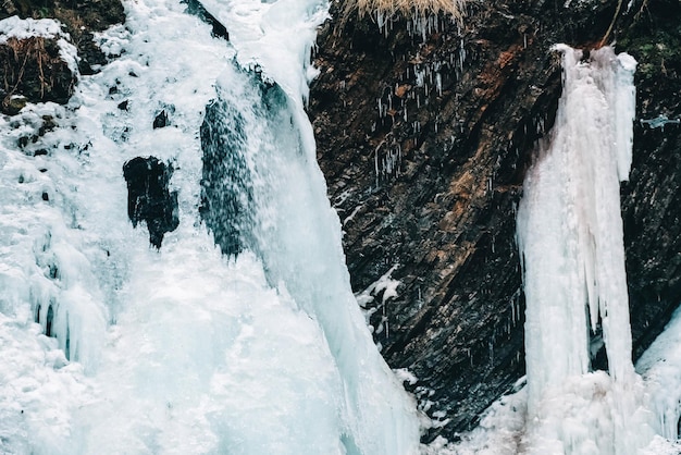 Winterwasserfall mit gefrorenem Wasser und Schnee