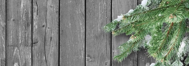 Winterweihnachtsszenischer Hintergrund mit Holztisch und Kopienraum.