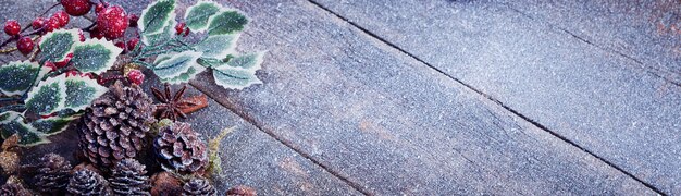 Winterweihnachtsszenischer Hintergrund mit Holztisch und Kopienraum.