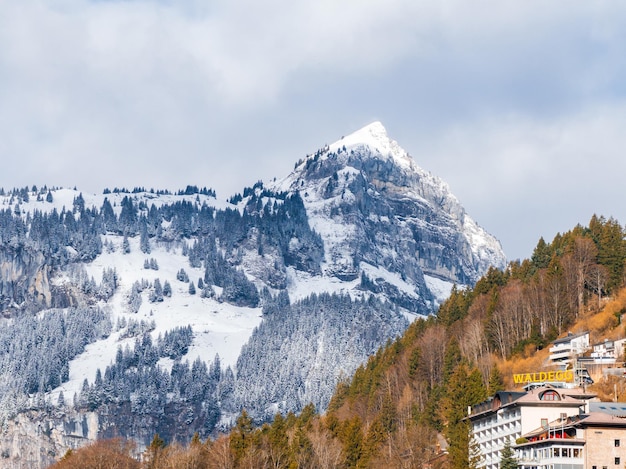 Winterwunderland in Engelberg mit Waldegg Hotel und verschneiten Gipfeln