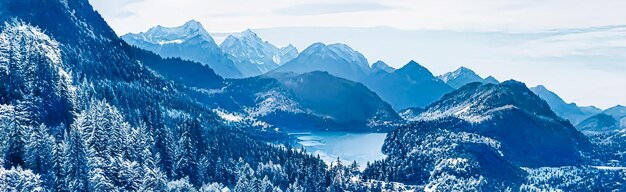 Winterwunderland und magische Weihnachtslandschaft schneebedeckte Berge und schneebedeckter Wald als ...