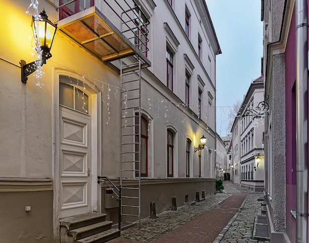 Winzige Straße in der Altstadt von Riga, der Hauptstadt Lettlands, zu Weihnachten. Kein Schnee, kein Wind, kein Regen