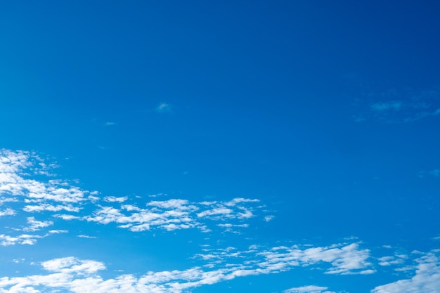 Winzige Wolken Hintergrund des blauen Himmels