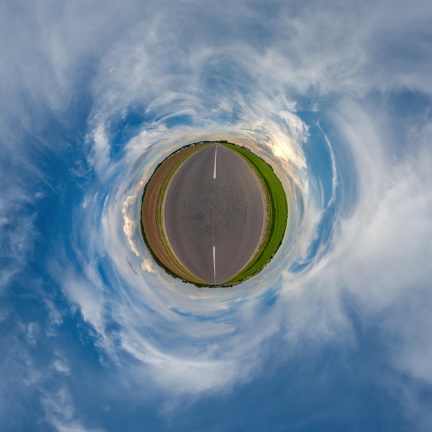 Winziger Planet im blauen bewölkten Himmel mit schönen Wolken mit Transformation des sphärischen Panoramas 360 Grad sphärische abstrakte Luftaufnahme Krümmung des Weltraums