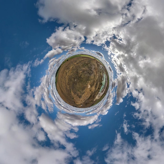 Winziger Planet im blauen Himmel mit schönen Wolken Transformation des sphärischen Panoramas 360 Grad Sphärische abstrakte Luftaufnahme Krümmung des Weltraums