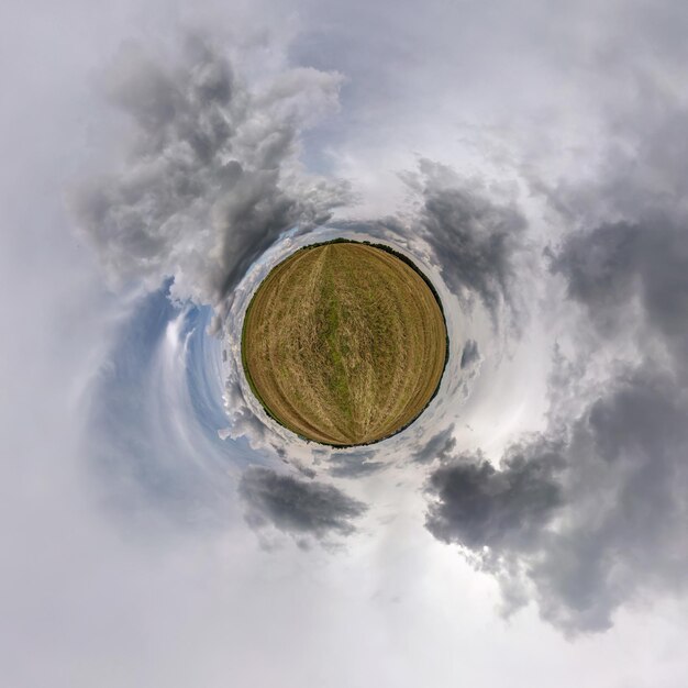 Winziger Planet im blauen Himmel mit schönen Wolken Transformation des sphärischen Panoramas 360 Grad Sphärische abstrakte Luftaufnahme Krümmung des Weltraums