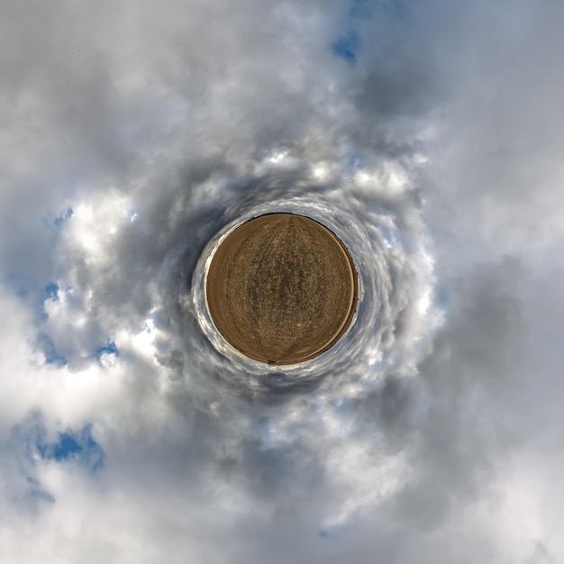 Winziger Planet im blauen Himmel mit schönen Wolken Transformation des sphärischen Panoramas 360 Grad Sphärische abstrakte Luftaufnahme Krümmung des Weltraums