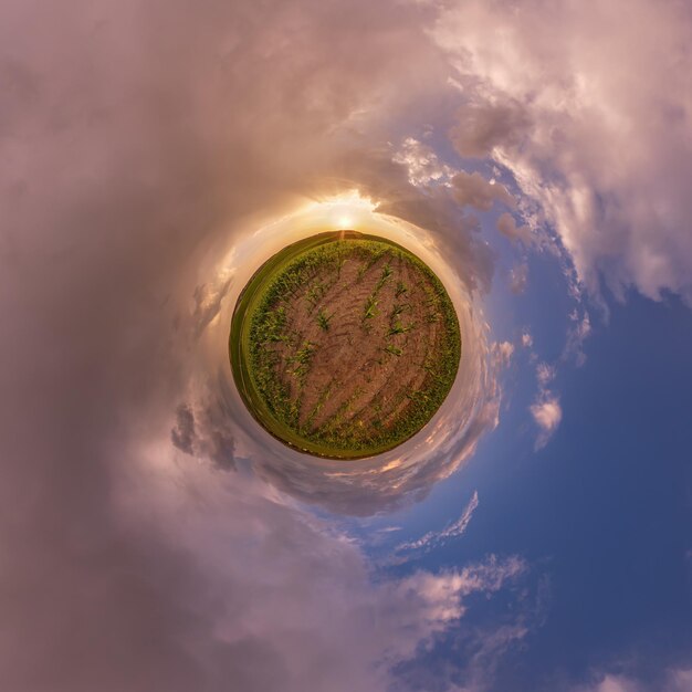 Winziger Planet im blauen Himmel mit schönen Wolken Transformation des sphärischen Panoramas 360 Grad Sphärische abstrakte Luftaufnahme Krümmung des Weltraums