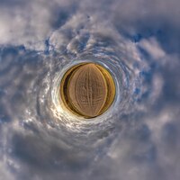 Foto winziger planet im blauen himmel mit schönen wolken transformation des sphärischen panoramas 360 grad sphärische abstrakte luftaufnahme krümmung des weltraums