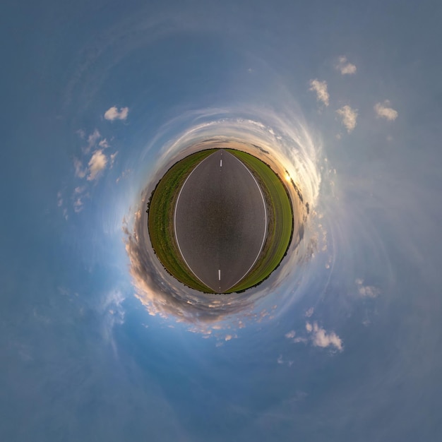 Winziger Planet im blauen Himmel mit Sonne und schönen Wolken Transformation des sphärischen Panoramas 360 Grad Sphärische abstrakte Luftaufnahme Krümmung des Weltraums