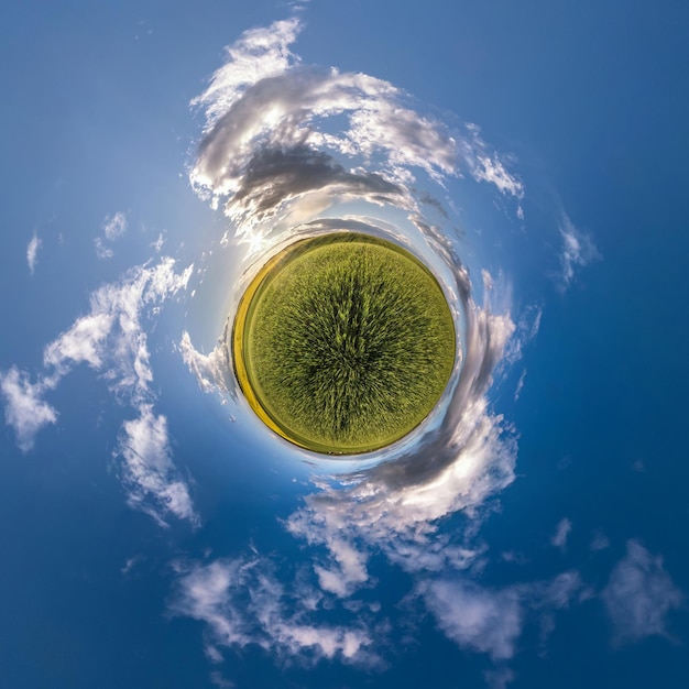 Winziger Planet im blauen Himmel mit Sonne und schönen Wolken Transformation des sphärischen Panoramas 360 Grad Sphärische abstrakte Luftaufnahme Krümmung des Weltraums