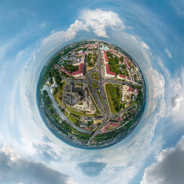 Winziger Planet im Himmel mit Wolken mit Blick auf Altstadt, Stadtentwicklung, historische Gebäude, Kreuzung mit Brücke über den breiten Fluss, Transformation des sphärischen 360-Grad-Panoramas in abstrakter Luftaufnahme
