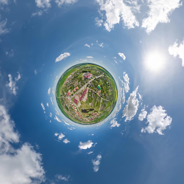 Winziger Planet im Himmel mit Wolken mit Blick auf die Stadtentwicklung der Altstadt, historische Gebäude und Kreuzungen Transformation des sphärischen 360-Grad-Panoramas in abstrakte Luftansicht