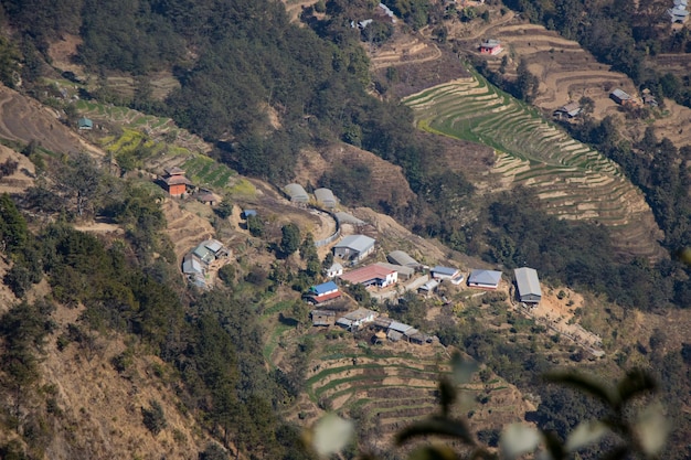 Winziges Dorf Bhotechaur mit HImalayas im Hintergrund