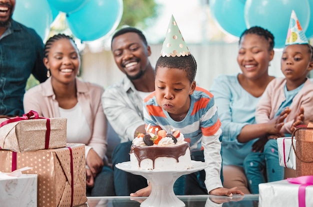 Wir feierten den Geburtstag unseres Jungen Aufnahme eines Jungen, der auf seiner Geburtstagsfeier Kerzen ausbläst