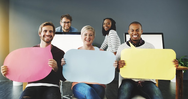 Wir haben eine Nachricht vom Team erhalten Aufnahme einer gemischten Gruppe von Menschen, die Sprechblasen in einem modernen Büro hochhalten