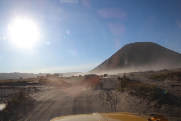 Wir kommen im Morgengrauen im Geländewagen am Bromo-Vulkan an