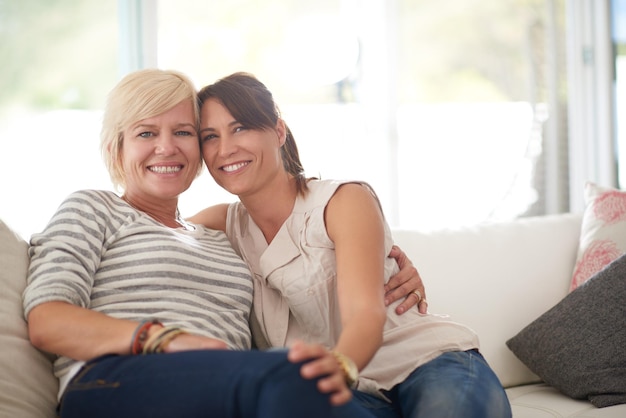 Wir leben ein Leben der Liebe Porträt eines lesbischen Paares, das sich zu Hause entspannt