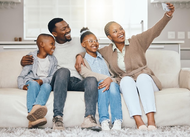 Wir lieben es, Erinnerungen zu schaffen. Aufnahme einer jungen Familie, die zu Hause gemeinsam ein Selfie macht.