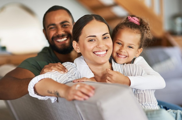 Wir lieben unsere gemütlichen Tage zu Hause Porträt einer glücklichen Familie, die gemeinsam zu Hause entspannt