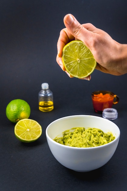 Wir setzen ein wenig Limette ein. Rezept für eine schöne Guacamole