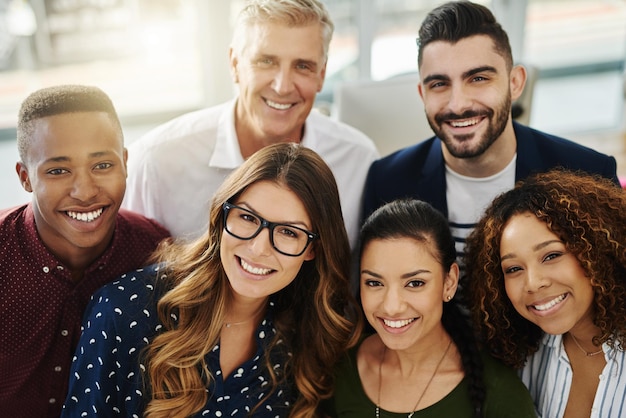 Wir sind für Größe bestimmt. Porträt einer Gruppe selbstbewusster Geschäftsleute, die zusammen in einem Büro stehen.