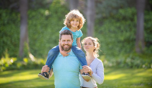 Wir sind glücklich, eine dreiköpfige Familie zu sein Glückliche Familie mit Jungenkind