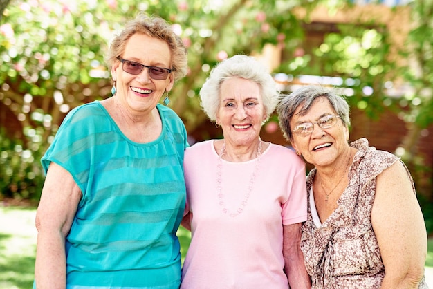 Wir waren für immer beste Freunde Porträt einer Gruppe lächelnder älterer Frauen, die draußen stehen