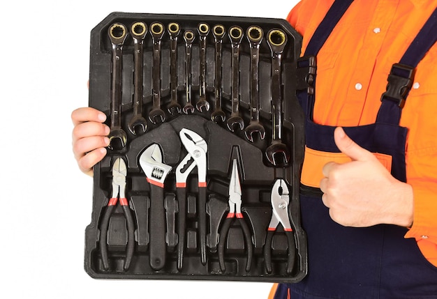 Wirklich gute Werkzeuge. Handwerker-Konzept. Professionelle Ausrüstung. Toolbox-Gespräch. Mechaniker Werkzeugkasten. Mann in Uniform trägt Werkzeugkasten weißen Hintergrund. Arbeiter-Reparatur-Reparateur-Handwerker mit Werkzeugkasten.