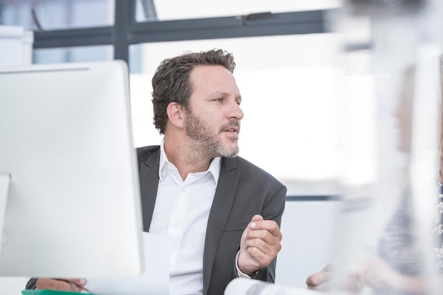 Wirtschaftler, die im Büro arbeiten