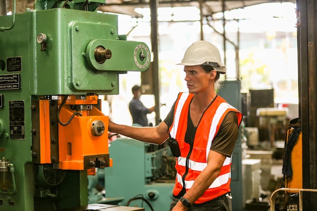 Wirtschaftsingenieure in Hard Hats.Work in der Heavy Industry Manufacturing Factory.industrial Worker drinnen in der Fabrik. Mann, der in einer Industriefabrik arbeitet.