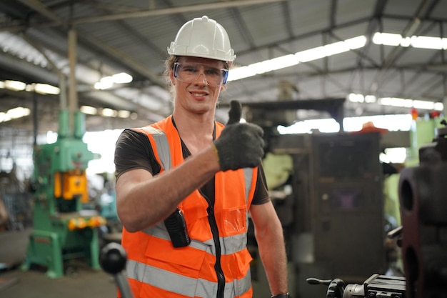 Wirtschaftsingenieure in Hard HatsWork in der Heavy Industry Manufacturing FactoryIndustriearbeiter drinnen in einem Fabrikmann, der in einer Industriefabrik arbeitet