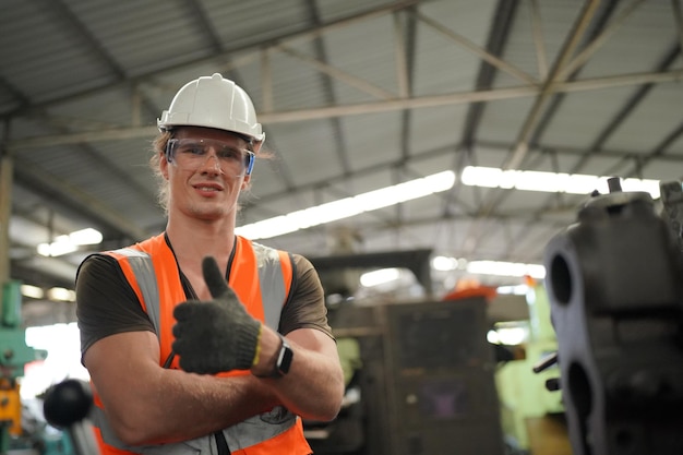 Wirtschaftsingenieure in Hard HatsWork in der Heavy Industry Manufacturing FactoryIndustriearbeiter drinnen in einem Fabrikmann, der in einer Industriefabrik arbeitet