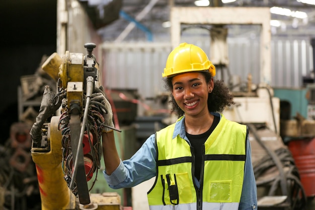 Wirtschaftsingenieure in Hard HatsWork in der Heavy Industry Manufacturing FactoryIndustriearbeiter drinnen in einem Fabrikmann, der in einer Industriefabrik arbeitet