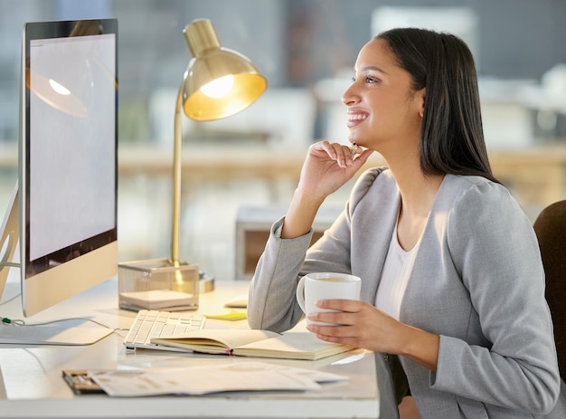 Wissen Sie, wer Sie sind, um den Weg nach vorne zu kennen Aufnahme einer jungen Geschäftsfrau, die einen Computer benutzt und in einem modernen Büro Kaffee trinkt