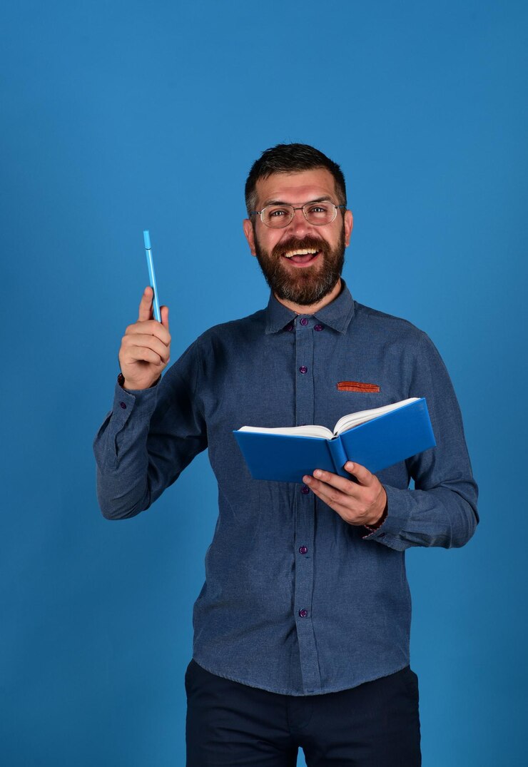 Foto wissen und lektion notizbuch in blauer farbe in den händen der jungs